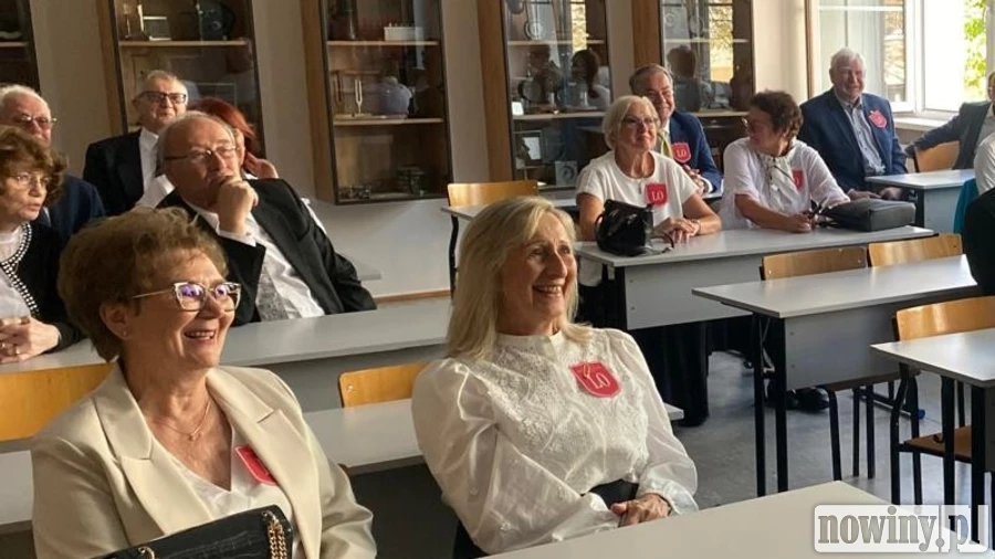 Klasa IV "a" znów razem. Absolwenci wodzisławskiego liceum spotkali się po 55 latach [ZDJĘCIA]