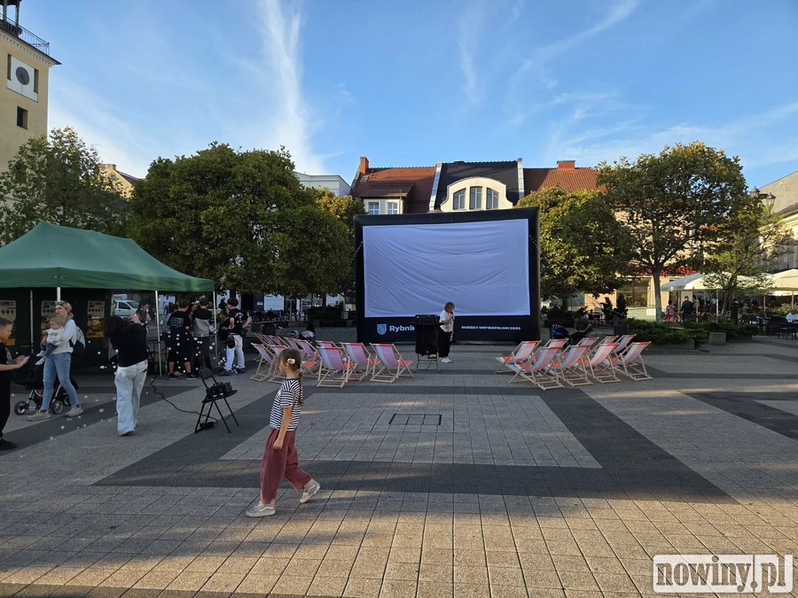 Rynek zamieni się dziś w kino. Rybniczanie obejrzą film pod chmurką