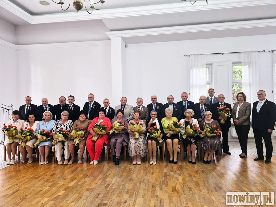 Poznali się przed laty, razem przeszli przez pół wieku. 13 par świętowało złote gody w Pietrowicach Wielkich [ZDJĘCIA]