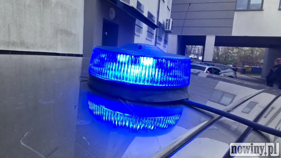 Jechał pod prąd na rondzie i uderzył w znak. Był nietrzeźwy