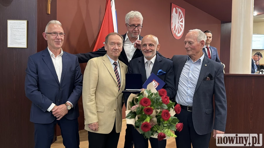 Medal dla sekretarza Kaliciaka wymyśliło czterech byłych prezydentów Raciborza. Na sesji otrzymał go dzięki 12 radnym. 9 z opozycji było przeciw