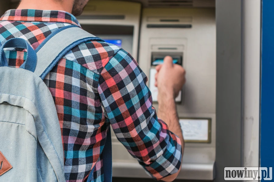 Właściciel odjechał, a kilka tysięcy złotych zostało w bankomacie. Znalazca nie wziął ani złotówki