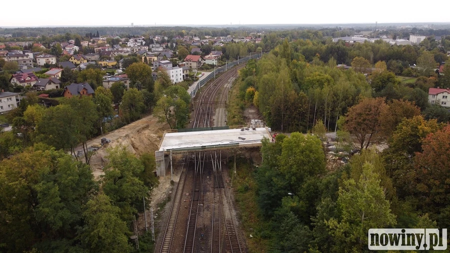Nowy wiadukt w Leszczynach już stoi nad torami. Kiedy wrócą kierowcy?