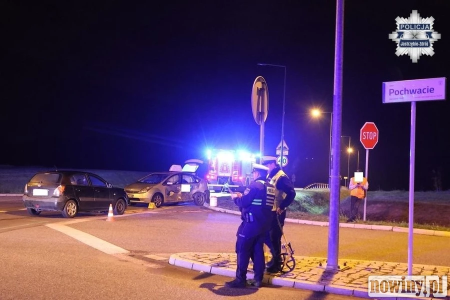Toyota zderzyła się z Kią na skrzyżowaniu w Jastrzębiu-Zdroju. Jedna osoba w szpitalu