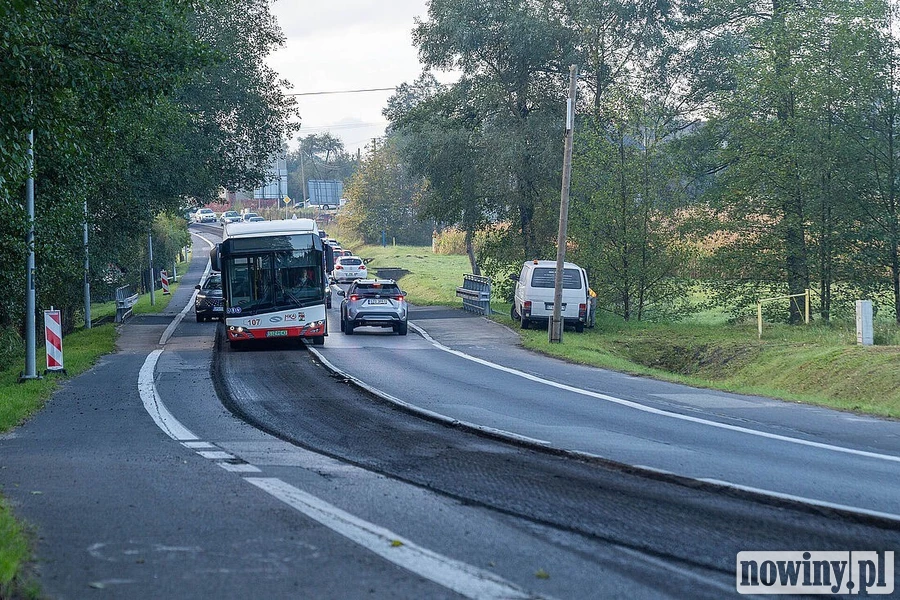 Nowy asfalt na ulicy Cieszyńskiej. Kierowcy muszą przygotować się na ruch wahadłowy
