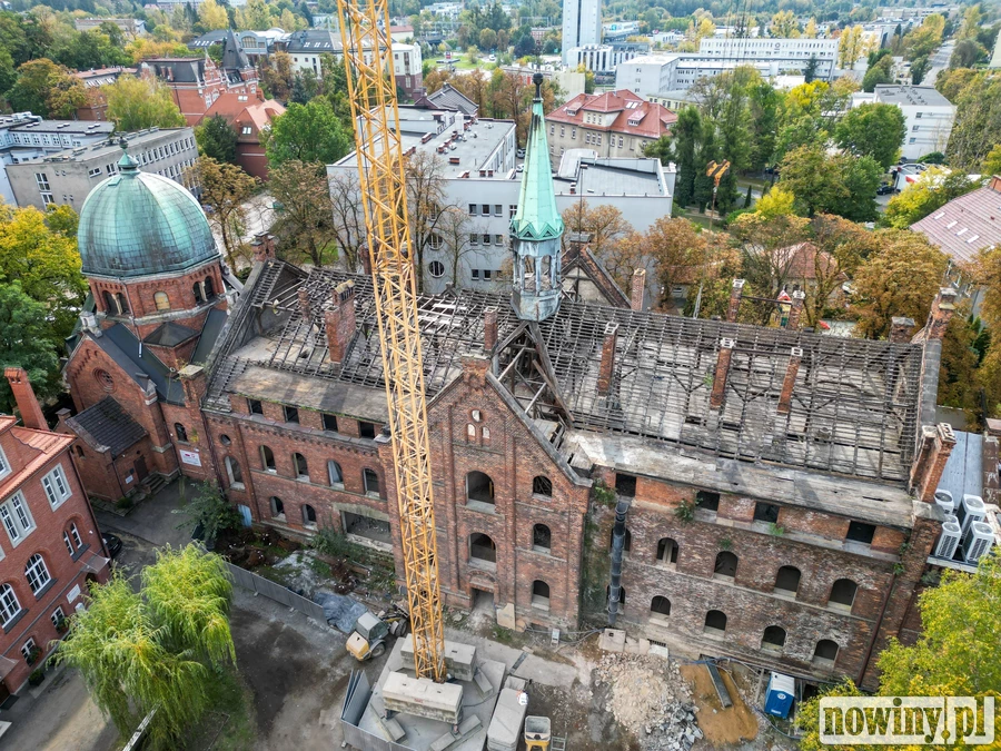 Co dzieje się za murami dawnego szpitala Juliusz? Zobacz najnowsze zdjęcia z przebudowy