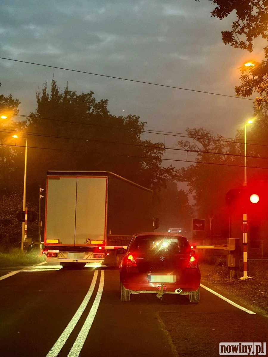 Ominął samochody i wjechał ciężarówką na przejazd na czerwonym. Wszystko widział policjant