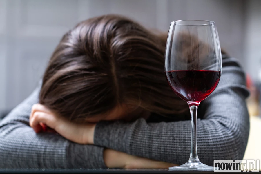 Pijana matka zasnęła, a dzieci wyszły same na podwórko po zmroku. Miała prawie 2 promile