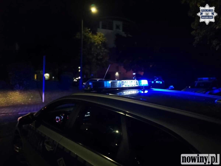 Nocne zdarzenie na Podhalańskiej. Świadek zabrał kierowcy kluczyki po uderzeniu w latarnię