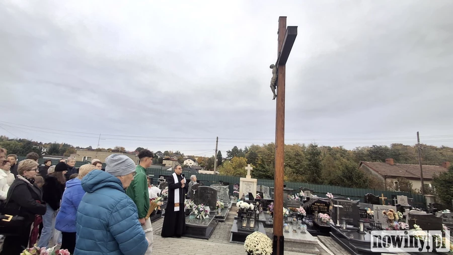 Nowy krzyż na cmentarzu w Rogowie. Poświęcił go ks. Bernard Rak [ZDJĘCIA]