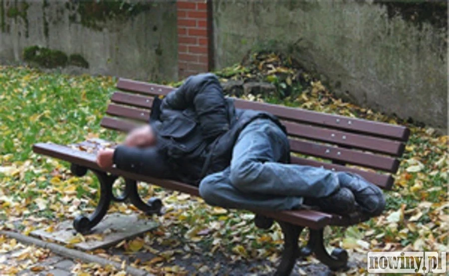 Śpią w pustostanach i altanach. Przed zimą służby szykują specjalne działania