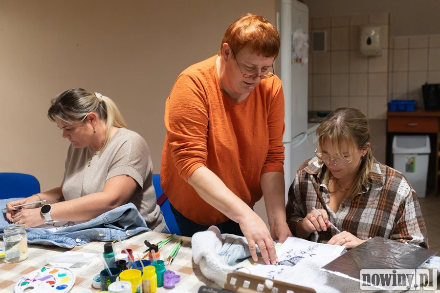 Kreatywne warsztaty w Bełsznicy. Uczestnicy malowali na kurtkach [ZDJĘCIA]