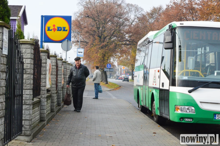 Wszystkich Świętych 2026. Zamknięte ulice, zmiany przy cmentarzach i dodatkowe autobusy w regionie