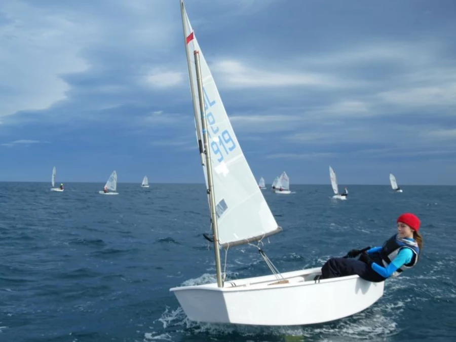 Młodzi żeglarze pływali w Hiszpanii