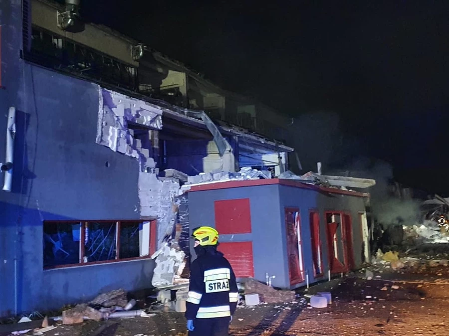 Pięćdziesiąt milionów złotych strat po wybuchu w Kędzierzynie-Koźlu. W akcji ratowniczej pomogli strażacy z Jastrzębia