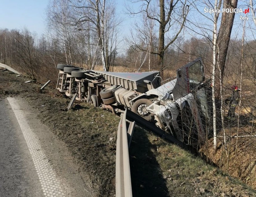 Kraksa w Żorach. Tir wpadł do rowu