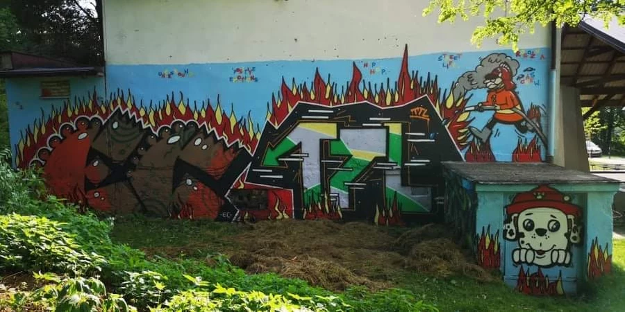 Ścianę OSP Rogoźna ozdobiło strażackie graffiti. To nie akt wandalizmu