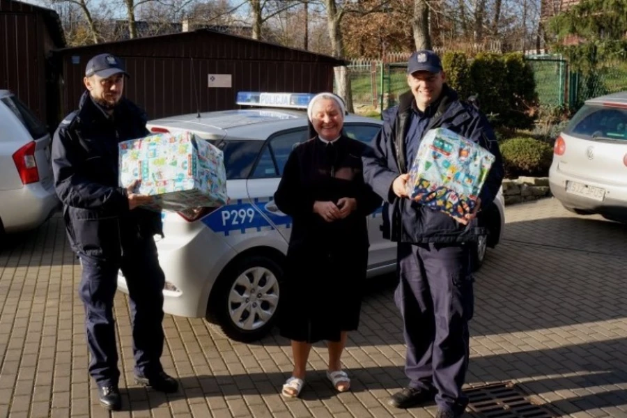 Policjanci w świątecznym nastroju i z prezentem