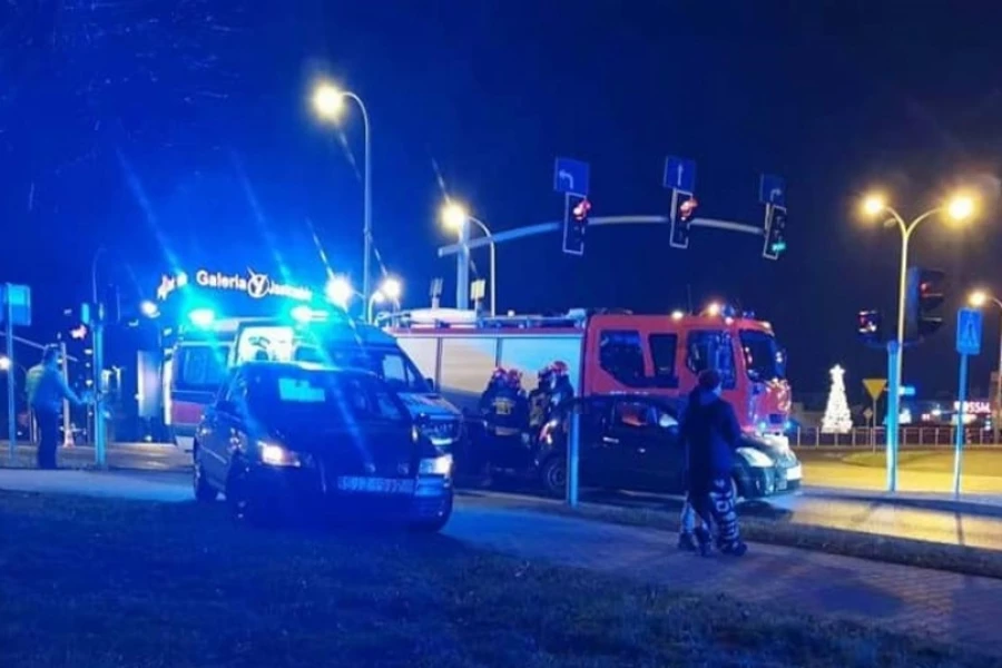 Kierowca (znowu) nie zauważył pieszego na pasach. 70-latek z połamanymi żebrami