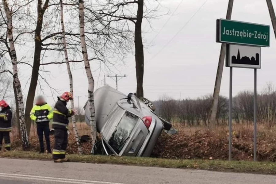 Samochód uderzył w drzewo. Kobieta w szpitalu