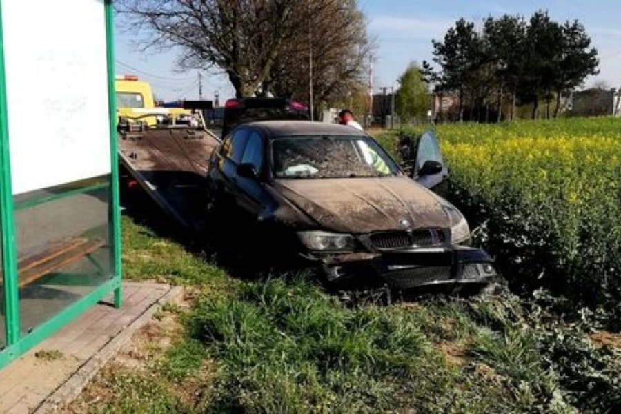 Samochód uderzył w przystanek