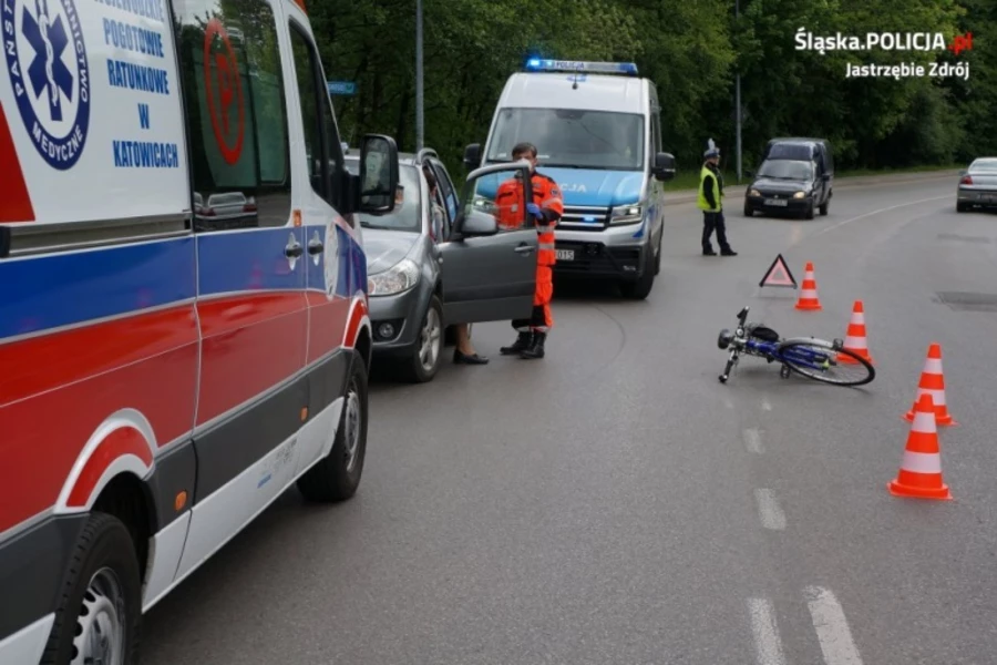 Rowerzysta pod kołami samochodu
