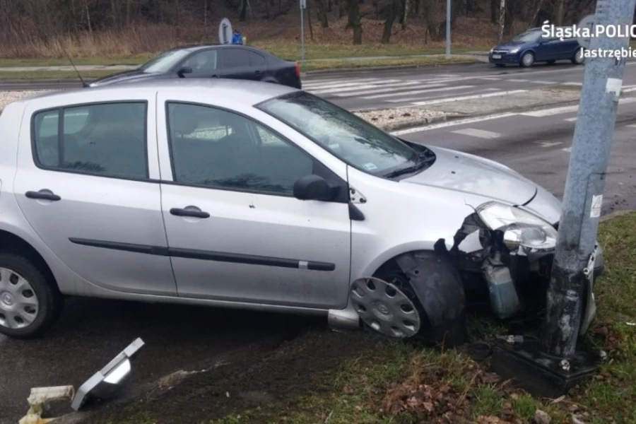 Straciła panowanie nad samochodem i uderzyła w latarnię