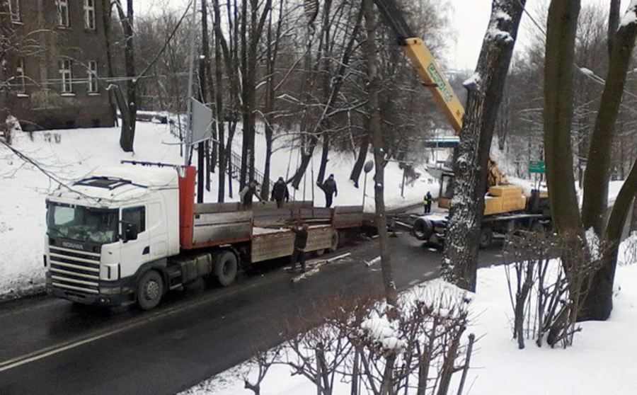 Zdrojowa zablokowana. Z TIR-a zsunął się ładunek