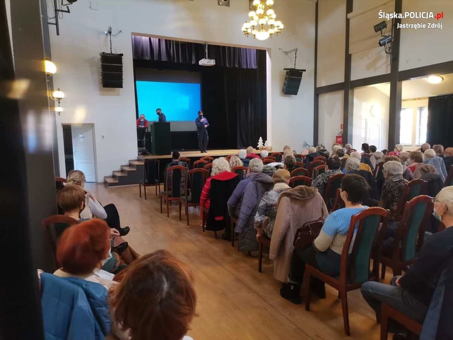 Policjanci rozmawiali z seniorami o uzależnieniach i środkach odurzających
