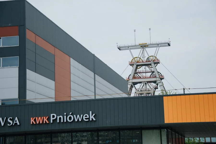 Akcja ratunkowa na Pniówku: 7 osób zaginionych, rodziny czekają na wieści na terenie kopalni
