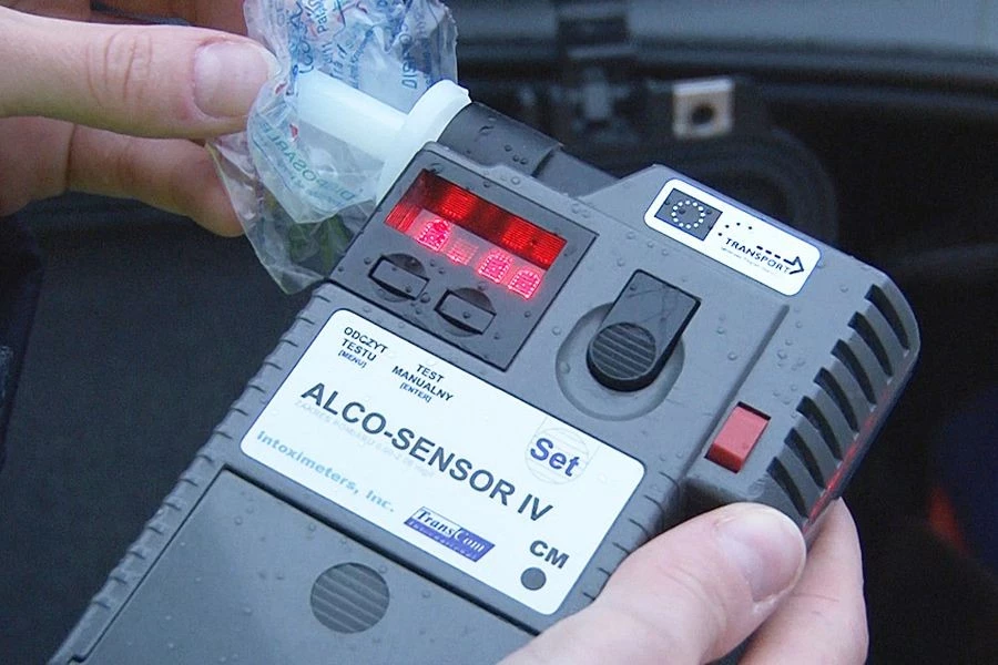 Parkingowe manewry z promilami. Uszkodził auto i poszedł spać
