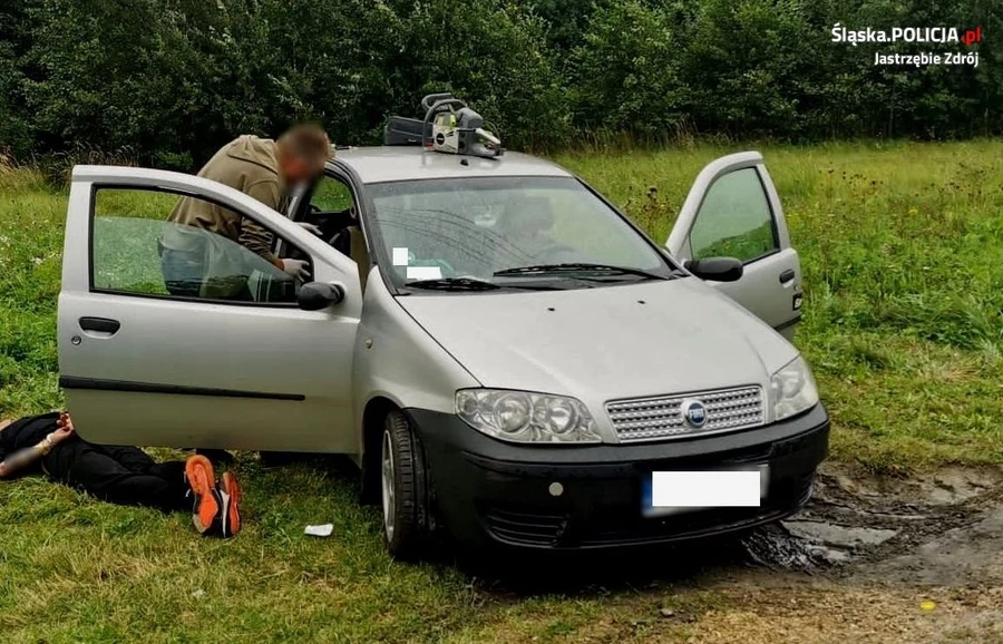Złodziej odjechał ze stacji, kiedy właściciel auta płacił za paliwo
