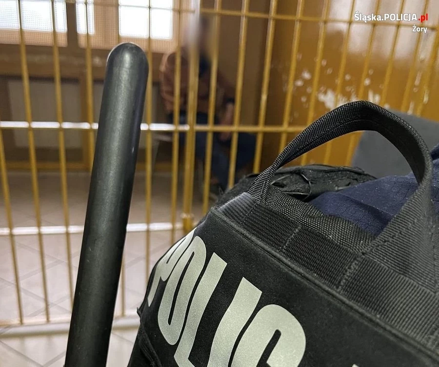 Kopali policjanta po twarzy, kiedy aresztował ich znajomego. "Funkcjonariusz przebywa na zwolnieniu lekarskim"