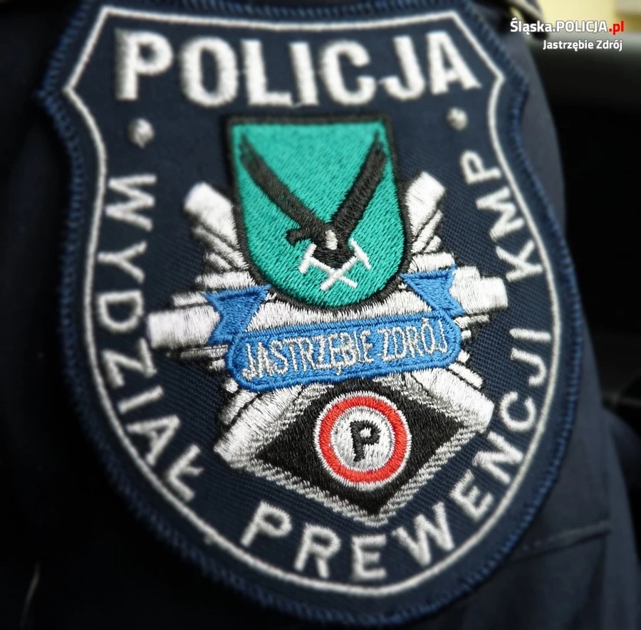 Kuriozalna sytuacja. Wezwał policję, bo "leje się krew", później sprawdzał, czy to nie "przebierańcy" i zażądał mandatu