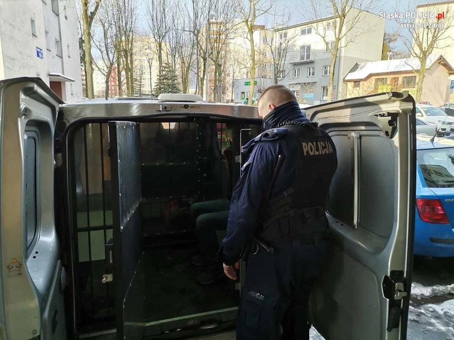 Groził siekierą swoim bliskim. 69-latek z Jastrzębia musi opuścić mieszkanie