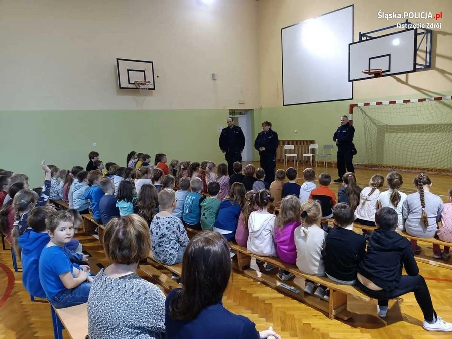 Aby ferie były bezpieczne. Policjanci odwiedzili uczniów Szkoły Podstawowej nr 15 w Jastrzębiu