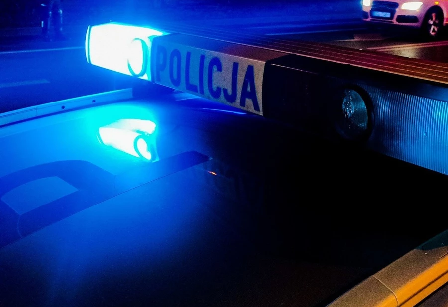 Zderzenie z policyjnym radiowozem. Funkcjonariusz z Jastrzębia trafił do szpitala