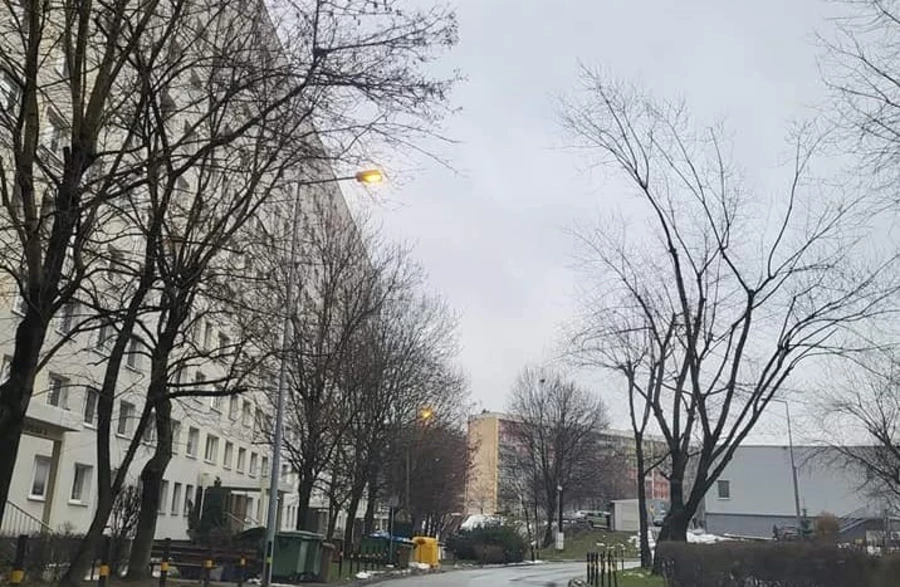 Dlaczego lampy święcą w dzień?