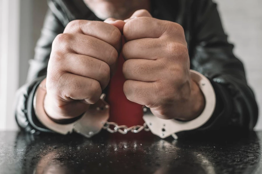 Matka wezwała policję ws. pijanego syna. 43-latek wystartował do policjantów z pięściami