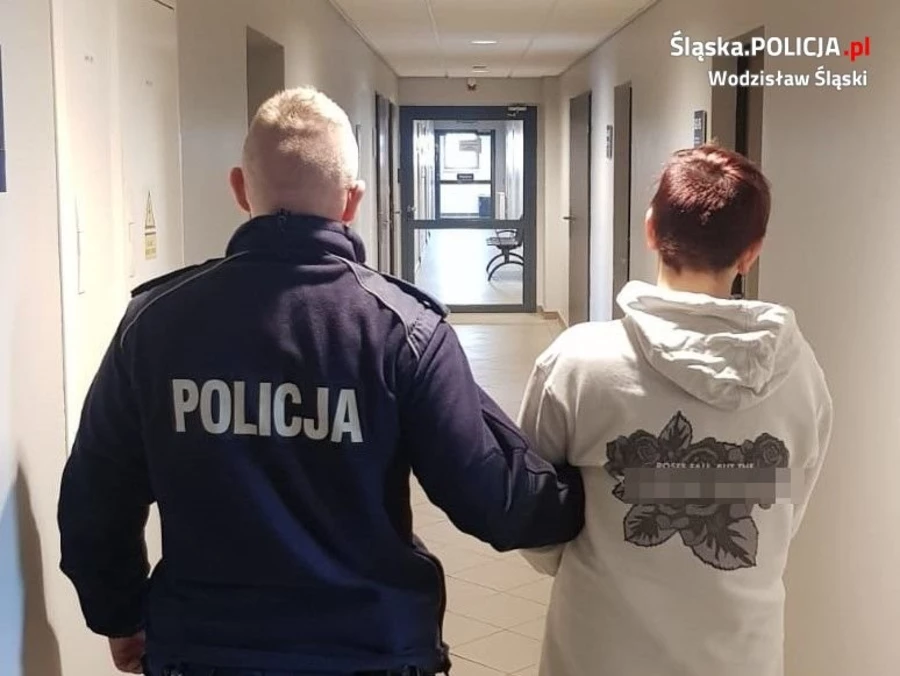 Perfumy wpadały do reklamówki. Mieszkanka Jastrzębia złapana w Wodzisławiu na kradzieży