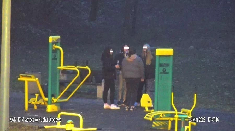 Nastolatki piły alkohol... pod okiem miejskiego monitoringu. Interweniowała policja z Jastrzębia