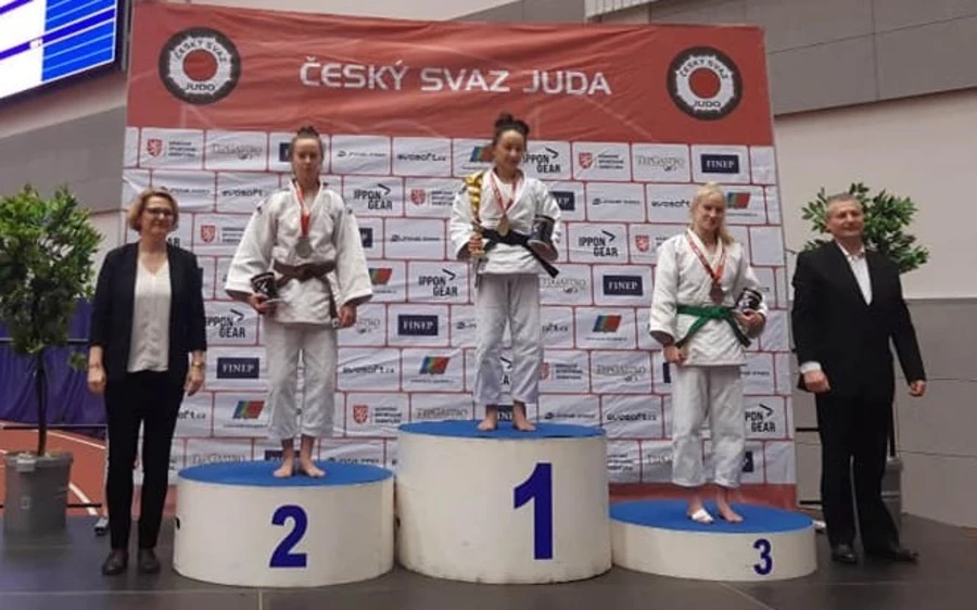 Kinga Nowak z Klubu Judo Koka ze srebrnym medalem