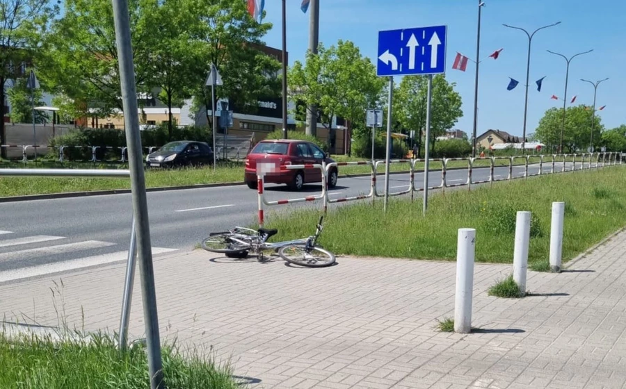 Wypadek w Żorach. Potrącona rowerzystka trafiła do szpitala z poważnym urazem głowy