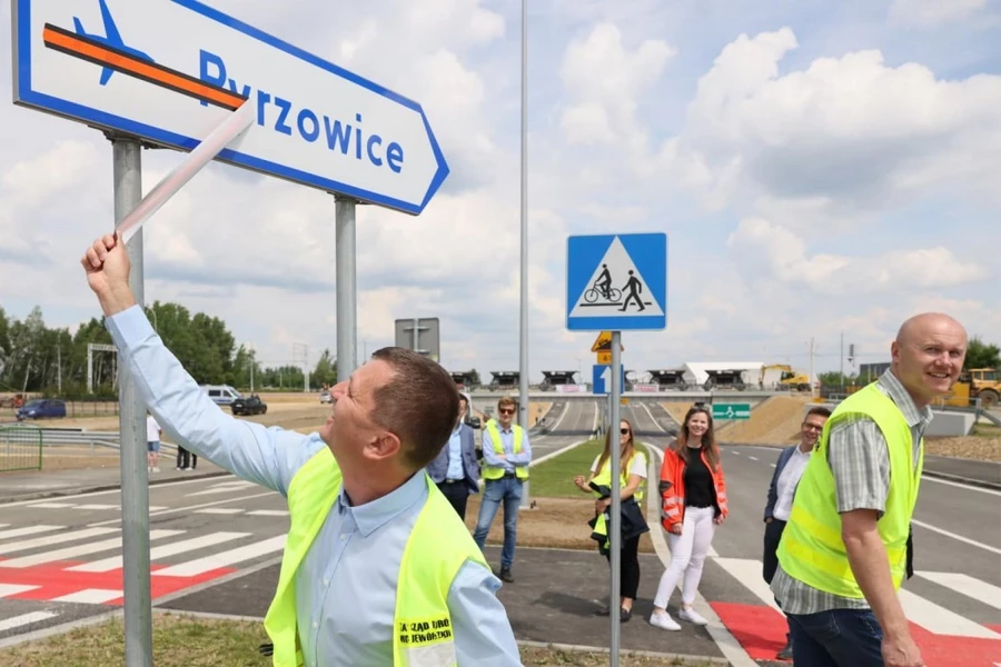 Otwarto nową drogę do lotniska w Katowicach-Pyrzowicach, kosztowała 16,7 mln zł