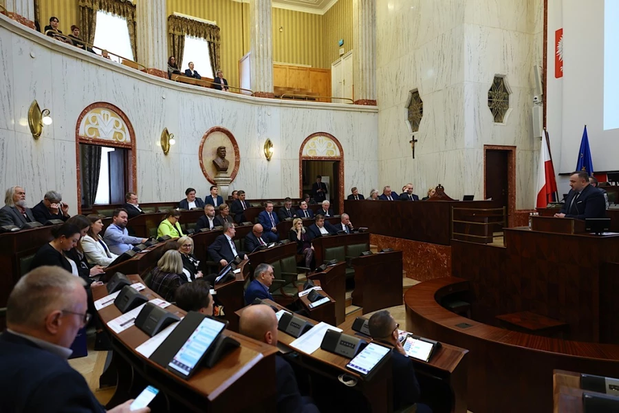 Za czy przeciw? Wpadka radnych wojewódzkich w głosowaniu w "lex Tusk". Przeprowadzono reasumpcję