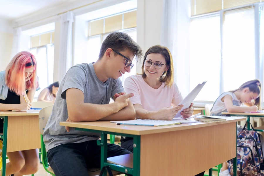 Czy pełnoletni uczeń może sam usprawiedliwiać swoją nieobecność w szkole?