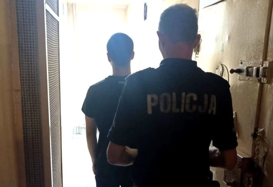 Pijani 17-latkowie zniszczyli auto. Po kilkunastu minutach zatrzymani przez policję z Jastrzębia