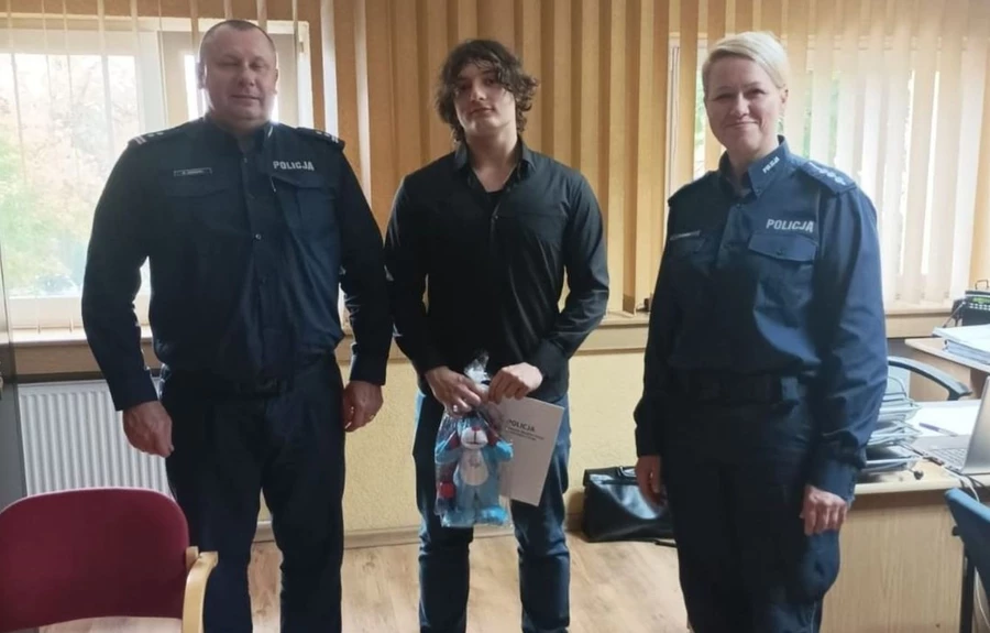 Młody mieszkaniec Jastrzębia pomógł seniorce z zanikami pamięci. Policja chwali postawę mężczyzny