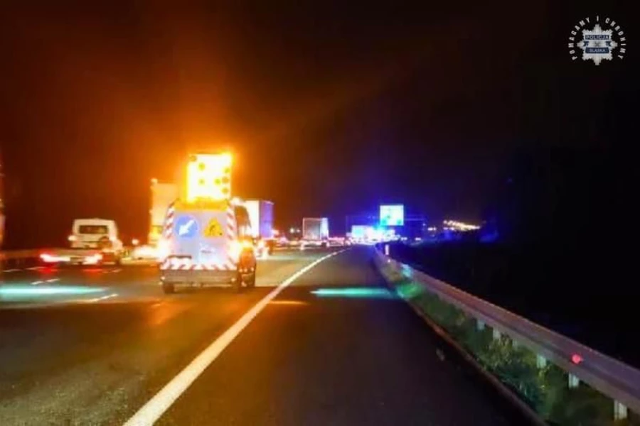 Kolizja na A1. Urwane koło ciężarówki uderzyło w inne pojazdy